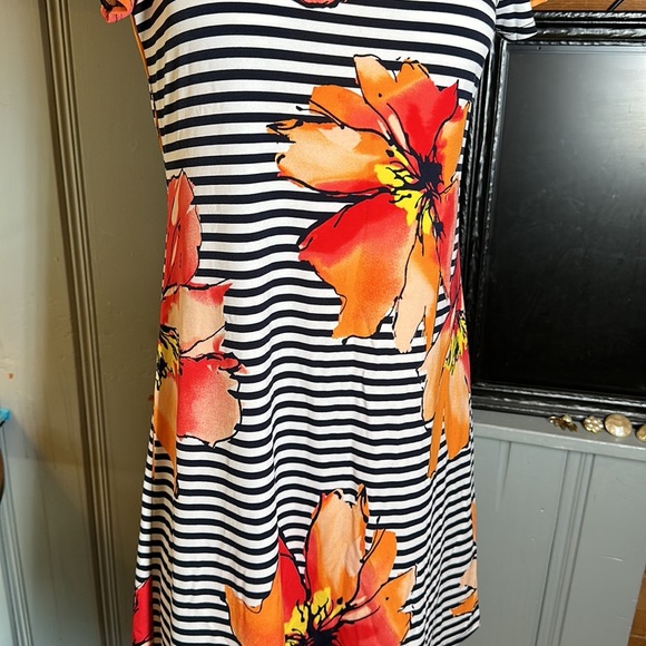 Tiana B Dress Printed Minidress bold floral and striped shirt sleeve lightweight - Picture 4 of 14